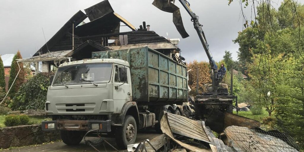 Вывоз мусора после пожара с утилизацией в Устях-Джегуте в октябре