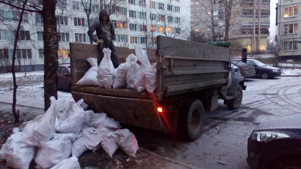 Вывоз мусора в мешках в Устях-Джегуте в октябре