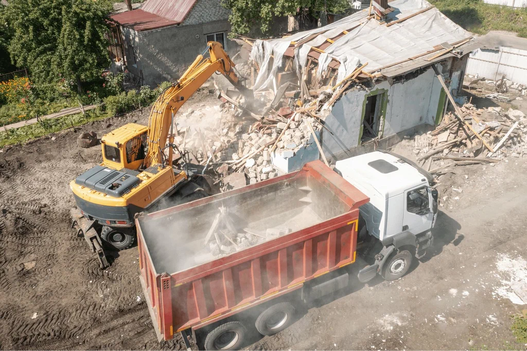 Вывоз мусора после сноса зданий с выездом в Устях-Джегуте в октябре