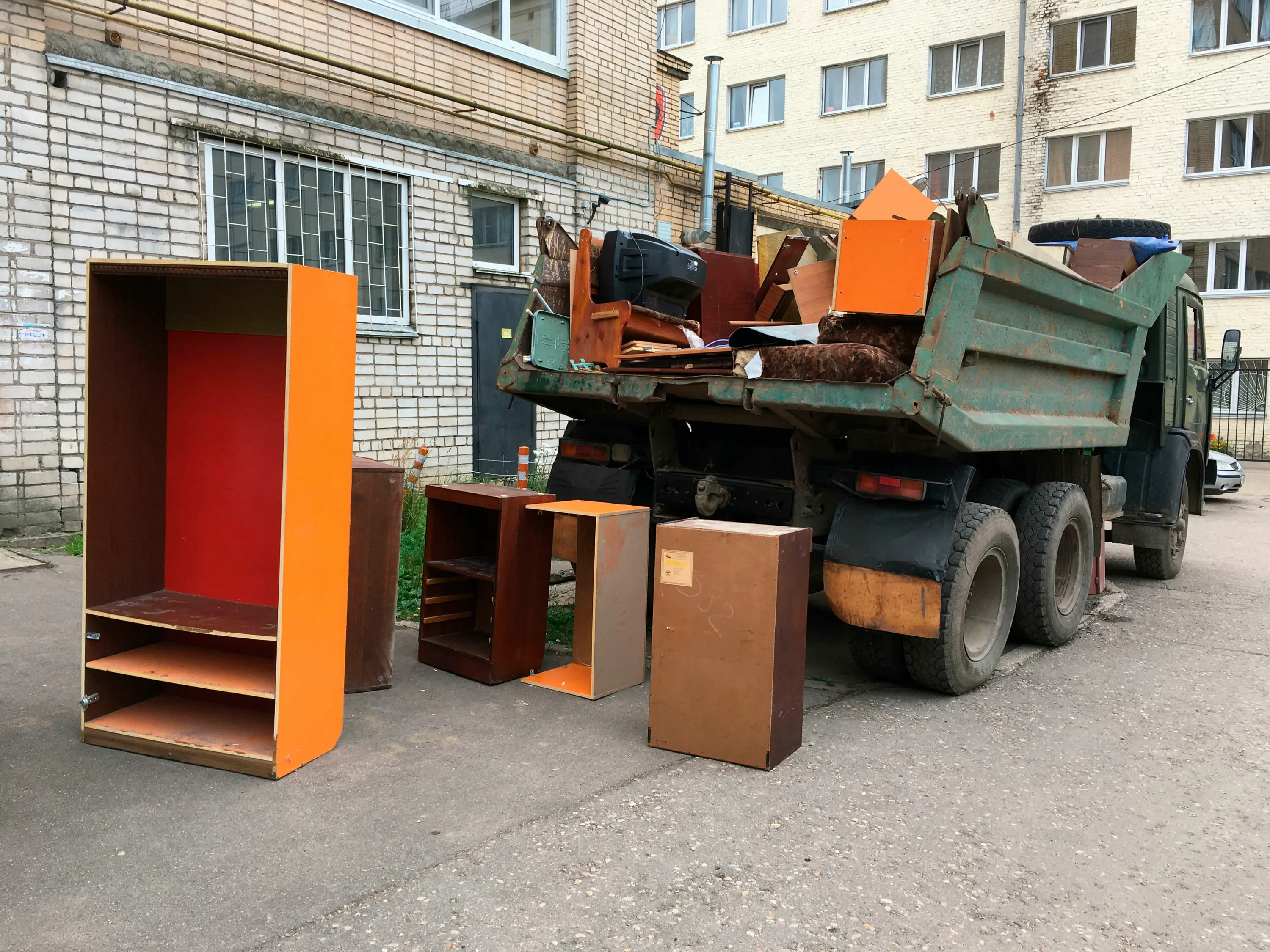 Утилизация старой мебели с вывозом и разбором в Устях-Джегуте в октябре