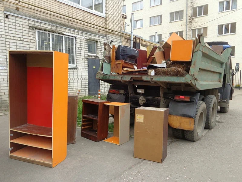 Вывоз шкафа в Устях-Джегуте от ПроМусор — недорого, демонтаж, утилизация, вывоз из квартиры от 860 руб