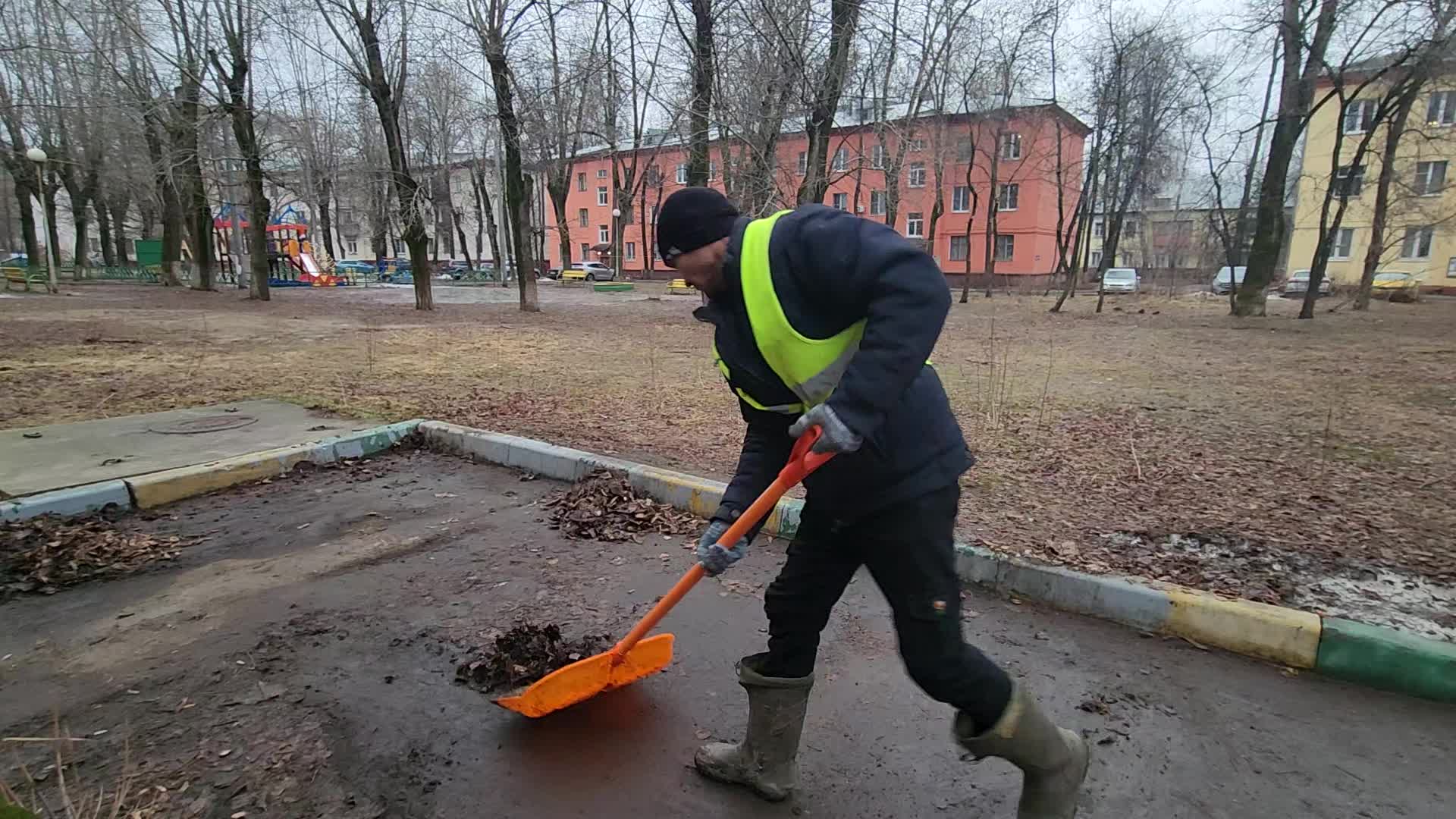 Уборка территорий в Устях-Джегуте в октябре