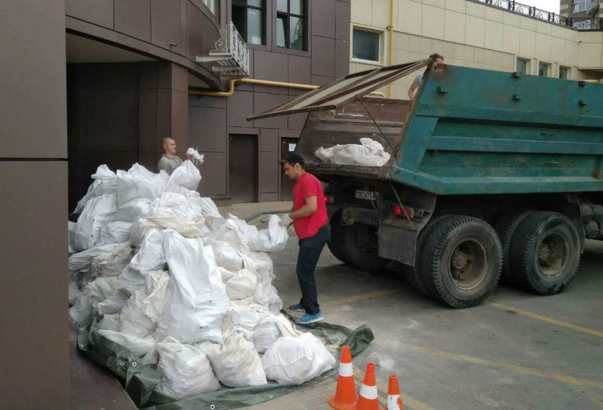 Вывоз мусора из подвала в Устях-Джегуте от ПроМусор – уборка, разбор завалов и очистка, цены от 2430 руб