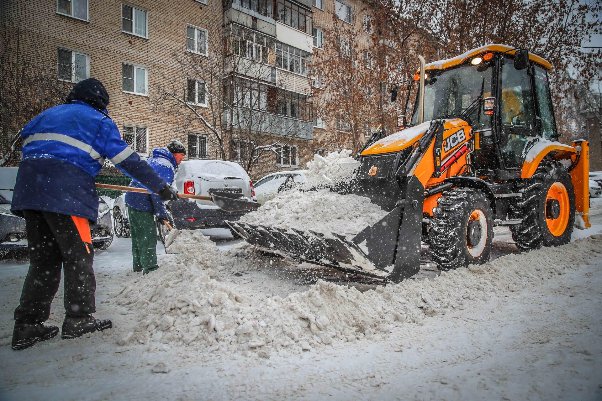 Очистка дворов от снега и наледи в Устях-Джегуте — уборка снега, трактор и ручная, цены от 506 руб. | ПроМусор