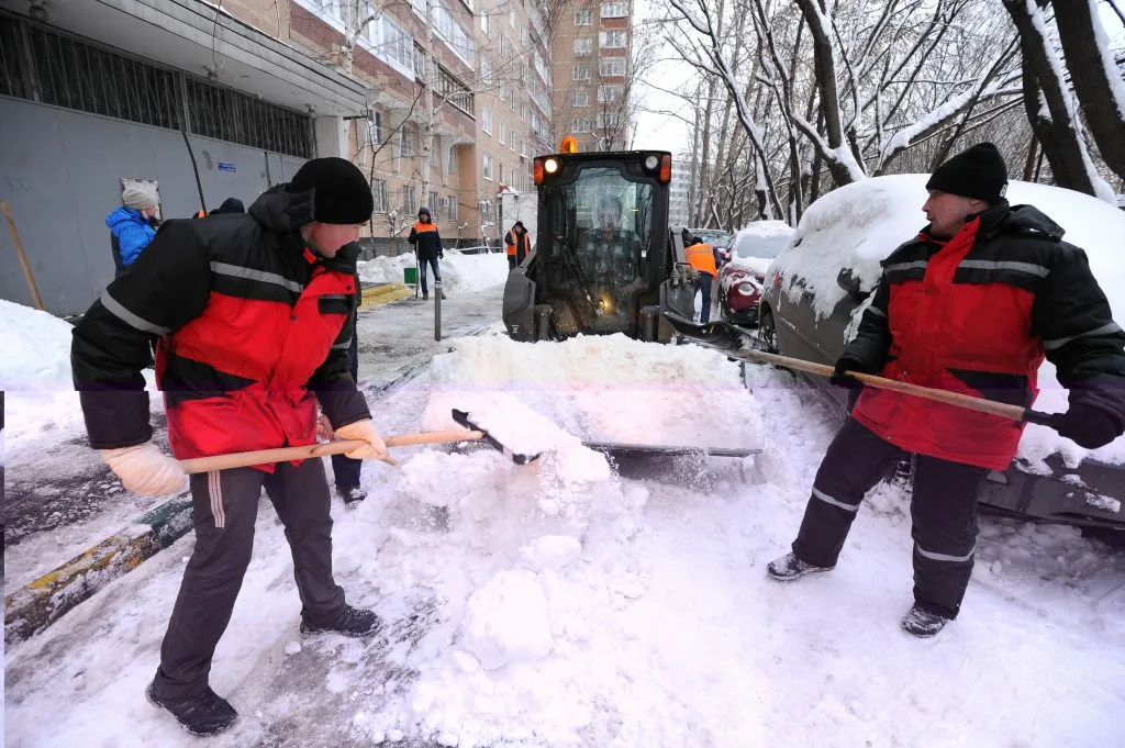 Очистка дворов от снега с гарантией результата в Устях-Джегуте в октябре