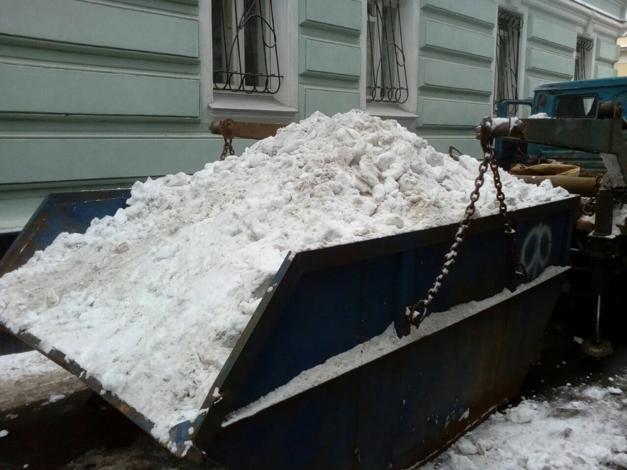Вывоз снега контейнерами в Устях-Джегуте в октябре